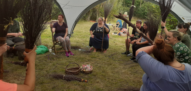 Make a besom with Wassledine from 100% locally grown materials, using only traditional methods